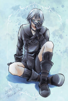 1boy 9s_(nier:automata) 9s_(nier:automata)_(cosplay) aqua_eyes black_boots black_gloves black_jacket black_shorts black_socks blindfold_pull boots commentary_request cosplay dated final_fantasy final_fantasy_vii final_fantasy_vii:_ever_crisis full_body gloves grey_hair highres jacket looking_at_viewer male_focus pendant_choker sephiroth sephiroth_(ever_crisis) short_hair shorts sitting skrzk_snb socks solo twitter_username