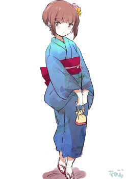 1girl alternate_costume bag blue_kimono brown_eyes brown_hair fuji_(pixiv24804665) full_body gradient_clothes gradient_kimono hair_ornament highres japanese_clothes kantai_collection kimono sandals satchel short_hair simple_background smile solo white_background yukata z3_max_schultz_(kancolle) zouri