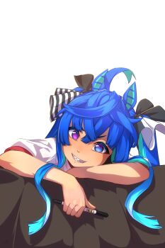 1girl @_@ absurdres ahoge animal_ears aqua_hair blue_eyes blue_hair bow commentary_request crossed_bangs grin gym_shirt hair_bow head_rest heterochromia highres holding holding_marker horse_ears horse_girl looking_at_viewer marker multicolored_hair purple_eyes sharp_teeth shirt short_sleeves sidelocks simple_background smile solo striped_bow teeth thin_(suzuneya) twin_turbo_(umamusume) twintails two-tone_hair umamusume upper_body v-shaped_eyebrows white_background