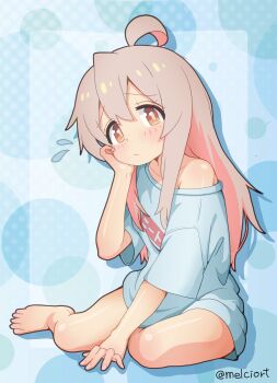 1girl absurdres ahoge artist_name bare_legs barefoot blue_shirt brown_eyes closed_mouth commentary_request flying_sweatdrops highres long_hair looking_at_viewer melciort onii-chan_wa_oshimai! oyama_mahiro pink_hair shirt short_sleeves single_bare_shoulder single_off_shoulder sitting solo toes twitter_username yokozuwari
