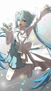 1girl absurdres aqua_eyes aqua_hair aqua_skirt arm_up armpits bow chinese_commentary commentary_request detached_sleeves dress gold_trim hair_bow hair_ornament hatsune_miku highres hiramado_miku kowareta_sekai_to_utaenai_miku long_hair long_sleeves looking_at_viewer musical_note open_mouth project_sekai skirt sleeveless sleeveless_dress smile solo spoilers thighhighs umi_(user_dfrv5378) vocaloid white_bow white_dress white_thighhighs x_hair_ornament