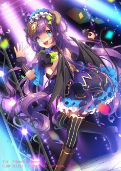 1girl black_thighhighs blue_eyes boots bow braid braided_hair_rings breasts brown_boots brown_horns confetti copyright_notice demon_girl demon_horns demon_tail demon_wings dress gold_trim green_bow hair_bow hair_ornament hair_rings holding holding_microphone horns long_hair looking_back masaru.jp microphone official_art open_mouth purple_hair ribbed_thighhighs solo stage stage_lights standing standing_on_one_leg tail teeth thighhighs ugly_(z/x) upper_teeth_only wings z/x