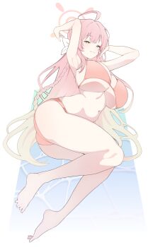 absurdres ahoge armpits barefoot bikini blue_archive blush bow braid breasts cleavage gradient_hair green_eyes grin hair_bow halo hanako_(blue_archive) hanako_(swimsuit)_(blue_archive) highres huge_breasts long_hair looking_at_viewer multicolored_hair navel pink_bikini pink_hair pink_halo s10021 single_braid smile swimsuit thighs underboob