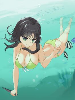 1girl absurdres ahoge air_bubble alternate_costume ass back bare_arms bare_legs barefoot bikini bow bow_bikini breasts bubble cleavage closed_mouth collarbone commentary_request dimples_of_venus diving eyes_visible_through_hair floating_hair floral_print floral_print_bikini foreshortening full_body green_bikini green_eyes hair_between_eyes halterneck hand_up highres hitachi_mako holding holding_kunai holding_weapon index_finger_raised kunai large_breasts looking_at_animal medium_hair print_bikini senren_banka shirayamakoma sidelocks skindentation smile solo split_mouth submerged swimming swimsuit tropical_fish tsurime underwater water weapon white_bow