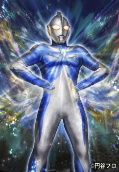 1boy absurdres alien blue_skin building city cityscape color_timer colored_skin commentary company_name compound_eyes copyright_notice dorsal_fin energy feet_out_of_frame giant giant_male glowing glowing_eyes gradient_eyes hands_on_own_hips highres legs_apart light_particles looking_ahead male_focus multicolored_eyes multicolored_skin night no_pupils official_art outdoors pectorals powering_up silver_skin skyscraper solo standing tokusatsu toned toned_male two-tone_skin ultra_series ultraman_cosmos ultraman_cosmos_(luna_mode) ultraman_cosmos_(series) white_eyes yasukuni_kazumasa yellow_eyes