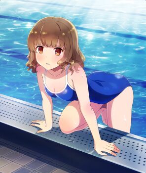 1girl ass bent_over blue_one-piece_swimsuit blunt_bangs blush breasts brown_hair cleavage collarbone game_cg looking_at_viewer medium_breasts naeba_wakako official_art one-piece_swimsuit parted_lips poolside red_eyes red_pupils solo sunlight swimsuit teeth third-party_source tile_floor tiles toji_no_miko toji_no_miko:_kizamishi_issen_no_tomoshibi wavy_hair wet