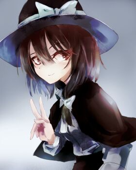 1girl black_capelet black_hat black_skirt bow brown_eyes capelet closed_mouth collared_shirt commentary_request gradient_background hair_between_eyes hair_bow hat hat_bow highres long_sleeves safutsuguon shirt shirt_tucked_in short_hair skirt sleeve_cuffs smile solo touhou usami_renko v white_bow white_shirt