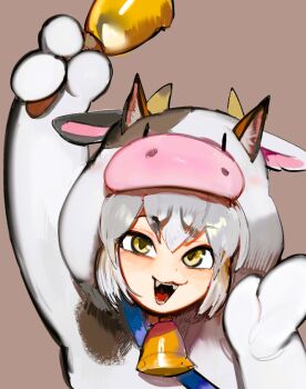 1girl animal_ears bell belt cosplay cow_ears cow_girl cow_horns cowbell extra_ears grey_background grey_hair horns island_fox_(kemono_friends) kemono_friends kemono_friends_v_project kigurumi long_hair looking_at_viewer raichiyo simple_background solo upper_body virtual_youtuber yellow_eyes