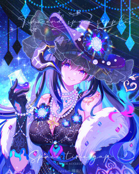 1girl absurdres bare_shoulders black_dress black_gloves black_hair black_hat breasts chinese_commentary commentary_request cup demon_girl demon_horns dress feather_boa glass gloves hand_up hat highres holding holding_cup honkai:_star_rail honkai_(series) horns jewelry large_breasts looking_at_viewer mole mole_under_eye necklace official_alternate_costume parted_lips purple_eyes smile solo the_dahlia_(honkai:_star_rail) the_dahlia_(recollection)_(honkai:_star_rail) upper_body viclim-monou