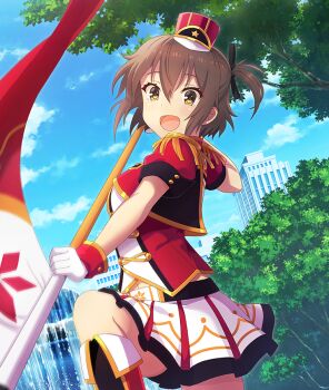 1girl :d black_bow blue_sky boots bow breasts brown_hair building cloud cowboy_shot day dot_nose dutch_angle epaulettes etou_kanami flag fountain game_cg gloves hair_bow hat holding holding_flag jacket knee_boots looking_at_viewer marching_band medium_breasts mini_hat mini_shako_cap official_art one_side_up open_mouth outdoors red_boots red_hat red_jacket shako_cap shirt skirt sky smile solo standing standing_on_one_leg third-party_source toji_no_miko toji_no_miko:_kizamishi_issen_no_tomoshibi tree white_gloves white_shirt white_skirt yellow_eyes