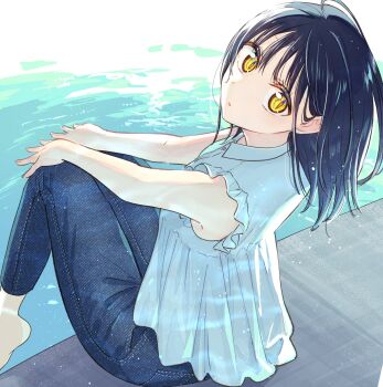 1girl akinoko_(noco916) barefoot black_hair blue_pants denim frilled_shirt frills hands_on_own_knees highres jeans looking_at_viewer looking_back medium_hair original pants pool shirt sitting sleeveless sleeveless_shirt slit_pupils soaking_feet solo water yellow_eyes