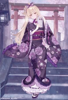 1girl absurdres alternate_costume alternate_hairstyle black_kimono blonde_hair cherry_blossoms closed_mouth commentary_request floral_print furisode highres holding_omikuji japanese_clothes kimono kirisame_marisa long_hair looking_at_viewer minamo_kyoka obi omikuji outdoors ponytail print_kimono purple_sash sandals sash smile socks solo stairs torii touhou translation_request twitter_username very_long_hair white_socks yellow_eyes