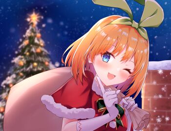 1girl ;3 alternate_costume bag blue_eyes blush bow bowtie box chimney christmas christmas_tree commentary crop_top english_commentary eyelashes fur-trimmed_collar fur-trimmed_sleeves fur_trim gift gift_box gloves go-toubun_no_hanayome green_bow green_bowtie green_hairband green_headwear hairband happy highres holding holding_bag index_finger_raised lips looking_at_viewer medium_hair nakano_yotsuba night on_roof one_eye_closed open_mouth orange_hair outdoors plaid_bow pom_pom_(clothes) profnote red_crop_top santa_costume short_sleeves sidelocks sky smile snow snowing solo star_(sky) star_(symbol) starry_sky white_gloves