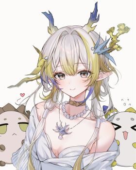 Rule 34 | 1girl, ambience synesthesia, annotated, arknights, bare shoulders, black eyes, blonde hair, breasts, choker, closed mouth, collarbone, commentary, dragon bubble (arknights), dragon girl, dragon horns, flying sweatdrops, grey background, grey hair, heart, highres, horns, jewelry, ji (arknights), light blush, long hair, looking at viewer, medium breasts, multicolored hair, necklace, off shoulder, official alternate costume, pearl necklace, pendant, pointy ears, purple hair, shu (arknights), shu (bingwenyuyou) (arknights), simple background, smile, solo, soymilk arts2, upper body, yellow choker