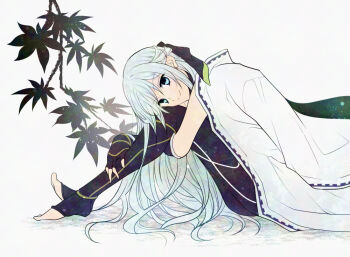 1girl black_thighhighs blue_eyes closed_mouth coat eiyuu_densetsu elbow_gloves fingerless_gloves gloves hair_between_eyes half_updo head_tilt kuro_no_kiseki_(series) kuro_no_kiseki_i leaf looking_at_viewer maple_leaf satsuki_(chaosmode) shizuna_rem_misurugi simple_background sitting smile solo thighhighs white_hair