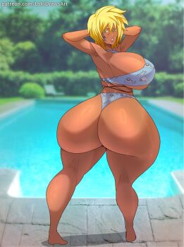 arms_behind_head artist_name ass ass_focus barefoot bikini bleach blonde_hair breasts colored_eyelashes commission curvy espada facial_mark green_eyes highres huge_ass huge_breasts lokidrawsart patreon_username pool poolside shiny_skin swimsuit thick_thighs thighs tier_harribel