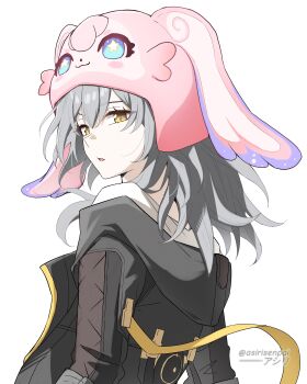 1girl absurdres asiri_senpai black_jacket character_hat commentary from_side grey_hair hair_between_eyes hat hello_mem_world!_(honkai:_star_rail) highres honkai:_star_rail honkai_(series) jacket long_hair looking_at_viewer looking_to_the_side mem_(honkai:_star_rail) objectification parted_lips simple_background solo stelle_(honkai:_star_rail) trailblazer_(honkai:_star_rail) twitter_username upper_body white_background yellow_eyes