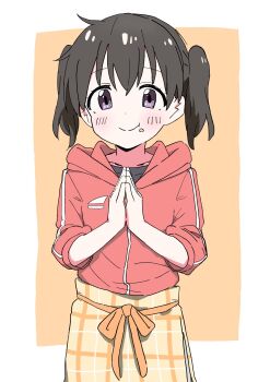 1girl _syi8 apron black_hair black_shirt blush closed_mouth collarbone dot_nose facing_viewer feet female_focus food food_on_face hair_between_eyes highres hood hoodie kuraue_hinata long_sleeves medium_hair own_hands_together purple_eyes red_hoodie ribbon shirt simple_background smile solo standing t-shirt yama_no_susume