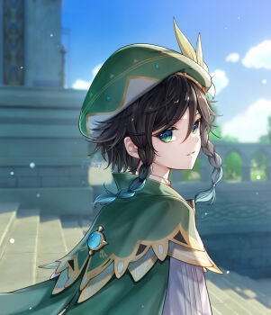 1boy beret blue_sky braid braided_sidelocks cape chenjiyan_y commentary_request from_side genshin_impact gradient_hair green_cape green_eyes green_hat hat highres light_particles looking_at_viewer male_focus multicolored_hair outdoors parted_lips short_hair_with_long_locks sky solo venti_(genshin_impact)