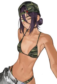 1girl absurdres alternate_costume baseball_cap bikini black_choker breasts camouflage camouflage_bikini camouflage_hat chainsaw_man choker closed_mouth green_eyes hair_between_eyes hat highres navel one_eye_closed purple_hair reze_(chainsaw_man) simple_background small_breasts solo swimsuit tefi_blum white_background