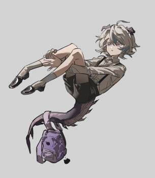 1boy absurdres aged_down arknights backpack bag black_shoes black_shorts blue_hair chok_(chskchrd7) collared_shirt commentary dragon_boy dragon_horns dragon_tail grey_background half-closed_eyes highres horns knees_up male_focus multicolored_hair purple_bag purple_eyes puzzle_(arknights) shirt shoes short_hair shorts socks solo streaked_hair suspender_shorts suspenders symbol-only_commentary tail white_hair white_shirt white_socks