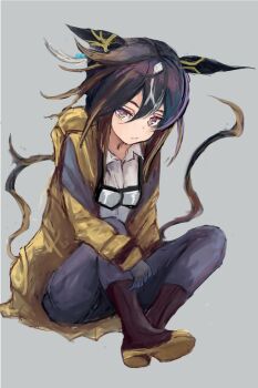 1girl animal_ears black_boots black_gloves black_hair black_pants boots brown_eyes brown_hair closed_mouth coat collarbone collared_shirt ear_covers full_body gloves goggles goggles_around_neck gradient_eyes hair_between_eyes horse_ears horse_girl horse_tail long_hair multicolored_eyes multicolored_hair pants purple_eyes shirt simple_background sitting solo stay_gold_(umamusume) streaked_hair tail torn_clothes torn_coat umamusume white_hair white_shirt yanagi_wakana yellow_coat