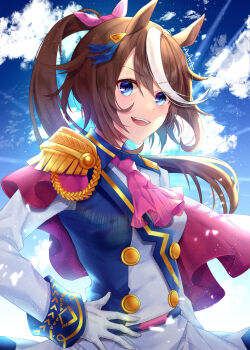 1girl animal_ears asaya-bigun ascot blue_eyes blue_sky blush bow breasts brown_hair cape commentary_request epaulettes gloves hair_between_eyes highres horse_ears horse_girl jacket long_hair long_sleeves looking_at_viewer multicolored_hair multicolored_jacket open_mouth pink_ascot pink_cape ponytail single_epaulette sky smile solo streaked_hair teeth tokai_teio_(peak_joy)_(umamusume) tokai_teio_(umamusume) two-tone_hair two-tone_jacket umamusume white_gloves white_hair white_jacket