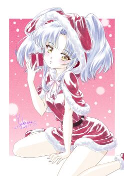 1girl absurdres artist_name belt black_belt blue_hair border bow breasts capelet christmas cleavage commentary curtained_hair dated dress fur-trimmed_capelet fur-trimmed_dress fur-trimmed_headwear fur-trimmed_shoes fur_trim gift hand_up hat head_tilt highres holding holding_gift hoshino_ruri kidou_senkan_nadesico looking_at_viewer medium_hair outside_border parted_lips pink_bow pom_pom_(clothes) red_capelet red_dress red_hat red_shoes shoes signature sitting small_breasts smile snowing solo thighs twintails wariza white_border yellow_eyes yoshinaga_masahiro