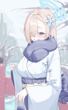 1girl alternate_costume asuna_(blue_archive) asymmetrical_bangs blonde_hair blue_archive blush breasts commentary dori_(choejeongmin7) fingernails flower furisode hair_flower hair_ornament hair_over_one_eye halo highres japanese_clothes kimono large_breasts long_sleeves looking_at_viewer obi outdoors railing sash smile snow snowing solo white_kimono wide_sleeves