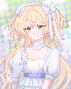 1girl arm_warmers blonde_hair bow checkered_background chinese_commentary commentary_request dress green_eyes hair_bow hairband hand_up index_finger_raised puffy_short_sleeves puffy_sleeves que_(quebai83301) reverse:1999 short_sleeves smile solo sotheby two_side_up upper_body white_arm_warmers white_bow white_dress white_hairband