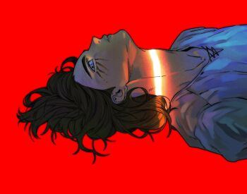 1boy brown_hair commentary crack_of_light eren_yeager from_side highres invisible_floor looking_at_viewer lying male_focus medium_hair o0_n0_aot_921 on_back red_background scar shingeki_no_kyojin shirt short_hair simple_background solo titan_shifter_scars white_shirt