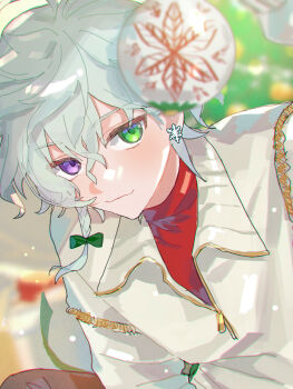 1boy :3 absurdres blurry blurry_background blurry_foreground brown_pants christmas_tree commentary_request earrings green_eyes heterochromia highres holding_ornament jewelry looking_at_viewer male_focus matochi_(fa) murakumo_kagetsu nijisanji pants purple_eyes red_shirt shirt short_hair smile snowflake_earrings solo undershirt upper_body virtual_youtuber white_hair white_shirt