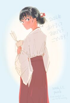 1girl 2026 alternate_costume arrow_(projectile) artist_name basori_tiara black_hair blue_background blue_eyes blush commentary_request dated doyoufeellucky ema from_behind gradient_background hair_bun hakama hakama_skirt happy_new_year highres holding holding_arrow japanese_clothes kimono long_sleeves looking_at_viewer looking_back make_heroine_ga_oo_sugiru! mole mole_on_neck new_year red_hakama skirt solo standing white_kimono wide_sleeves