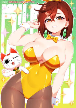 1girl alternate_breast_size_(larger) animal_ear_hairband animal_ears ayase_momo bare_shoulders bow bowtie breasts brown_eyes brown_hair brown_pantyhose cat cleavage commentary copyright_name covered_navel cowboy_shot crossed_bangs dandadan danyfoo detached_collar earrings english_commentary fake_animal_ears gold_bowtie gold_leotard gradient_background grin hair_between_eyes hairband hand_up highleg highleg_leotard highres jewelry large_breasts leotard looking_at_viewer maneki-neko one_eye_closed open_mouth pantyhose patreon_username playboy_bunny rabbit_ear_hairband rabbit_ears signature smile standing strapless strapless_leotard text_background turbo_granny_(dandadan) white_cat white_wrist_cuffs wrist_cuffs