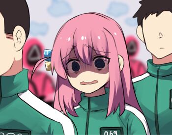 1girl 2boys 2others ambiguous_gender blurry blurry_background bocchi_the_rock! commentary cube_hair_ornament gotoh_hitori green_jacket hair_ornament highres hinghoi jacket long_hair long_sleeves mask multiple_boys multiple_others open_mouth pink_hair short_hair soldier_(squid_game) squid_game upper_body