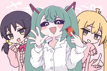 3girls ahoge akita_neru aqua_hair black_hair black_sclera blonde_hair blush_stickers bow buttons card cardigan collared_shirt colored_sclera fang hair_bobbles hair_ornament hand_up hatsune_miku highres holding holding_card index_finger_raised kaai_yuki kotokimin mesugaki mimukauwa_nice_try_(vocaloid) multiple_girls open_mouth pink_background pink_cardigan playing_card red_bow shirt short_twintails skin_fang smug text_background twintails uno_(game) vocaloid wavy_mouth white_eyes white_shirt yellow_eyes zako_(vocaloid)
