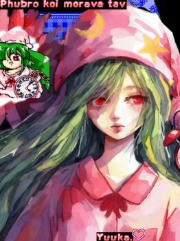 1girl alarm_clock character_name clock crescent green_hair hat highres kazami_yuuka kazami_yuuka_(pc-98) long_hair long_sleeves looking_to_the_side nightcap pink_shirt red_eyes red_ribbon reference_inset ribbon shirt sleepwear solo spanish_text star_(symbol) touhou touhou_(pc-98) webp-to-png_conversion wixtener