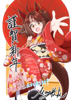 1girl ahoge animal_ears blush brown_eyes brown_hair commentary_request floral_print floral_print_kimono gran_alegria_(umamusume) hair_between_eyes hair_ornament highres horse_ears horse_girl horse_tail japanese_clothes kimono looking_at_viewer matty_(matsutomo) medium_hair multicolored_hair obi oil-paper_umbrella open_mouth print_kimono reaching reaching_towards_viewer red_kimono sandals sash smile solo tail umamusume umbrella x_hair_ornament