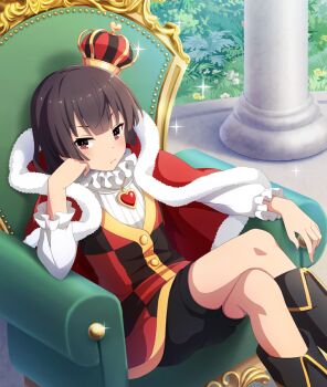 1girl alice&#039;s_adventures_in_wonderland black_boots black_hair black_shorts blush boots brooch cape checkered_clothes checkered_vest closed_mouth cosplay crossed_legs crown dot_nose double-parted_bangs feet_out_of_frame flower fur-trimmed_cape fur_trim game_cg grass head_rest heart heart_brooch jewelry juujou_hiyori knee_boots long_sleeves looking_at_viewer mini_crown neck_ruff official_art pillar queen_of_hearts_(alice_in_wonderland) queen_of_hearts_(alice_in_wonderland)_(cosplay) reclining red_cape red_eyes ribbed_shirt shirt shorts sitting solo sparkle third-party_source throne tilted_headwear toji_no_miko toji_no_miko:_kizamishi_issen_no_tomoshibi vest white_flower white_shirt yellow_flower