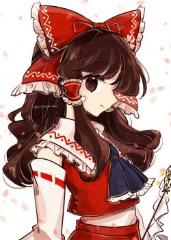 1girl ascot blue_ascot bow brown_eyes brown_hair closed_mouth commentary_request detached_sleeves falling_petals frilled_bow frilled_hair_tubes frills gohei hair_bow hair_tubes hakurei_reimu highres holding holding_gohei long_hair looking_at_viewer petal_print petals phantasmagoria_of_flower_view pink_petals print_bow red_bow red_skirt ribbon-trimmed_sleeves ribbon_trim skirt skirt_set smile solo tama_(hiroshige_36) touhou twitter_username