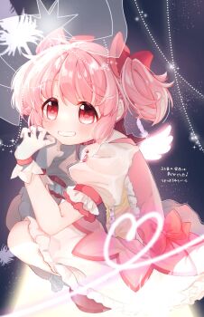 1girl angel_wings bow bubble_skirt dress feathers frilled_dress frills gloves glowing glowing_wings grin hair_bow heart highres kaname_madoka looking_at_viewer mahou_shoujo_madoka_magica mahou_shoujo_madoka_magica_(anime) pink_bow pink_dress pink_eyes pink_hair puffy_short_sleeves puffy_sleeves short_sleeves short_twintails skirt smile sparkle squatting twintails utagoma_mddr white_feathers white_gloves wings