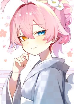 1girl absurdres ahoge alternate_costume blue_archive blue_eyes blush checkered_clothes checkered_kimono closed_mouth commentary_request hair_between_eyes heterochromia highres hoshino_(blue_archive) japanese_clothes kimono looking_at_viewer pink_hair rotroto short_hair smile solo upper_body white_kimono yellow_eyes