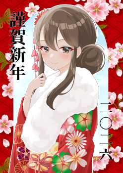 1girl absurdres akagi_(kancolle) akagi_(new_year)_(kancolle) alternate_costume alternate_hairstyle brown_eyes brown_hair commentary_request floral_print floral_print_kimono flower fur-trimmed_kimono fur_trim hair_bun hair_flower hair_ornament highres japanese_clothes kantai_collection kimono nengajou new_year obi official_alternate_costume print_kimono red_flower red_kimono sash shiratsuki_azu smile solo