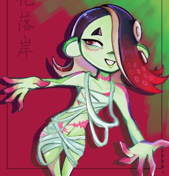 1girl adapted_costume black_hair colored_skin cowboy_shot green_background green_skin grin hair_over_one_eye halloween_costume highres long_hair looking_to_the_side multicolored_hair mummy_costume nintendo outstretched_arms pink_background red_eyes red_hair scar shiver_(splatoon) shiver_(splatoween)_(splatoon) smile solo splatoon_(series) splatoon_3 stitches tentacle_hair two-tone_hair zombie zombie_girl