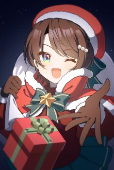 1girl blue_eyes bow box brown_gloves brown_hair capelet christmas_present commentary_request gift gift_box gloves green_bow green_skirt hair_ornament hat highres holding holding_sack hololive looking_at_viewer one_eye_closed oozora_subaru open_mouth red_capelet red_hair sack santa_hat short_hair skirt smile solo star_(symbol) tsumurimai virtual_youtuber