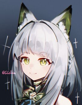1girl absurdres animal_ear_fluff animal_ears arknights arknights:_endfield bare_shoulders blunt_bangs cat_ears chinese_commentary closed_mouth commentary_request gradient_background green_eyes grey_background grey_hair highres looking_at_viewer m3_(arknights) sakuratani_hane sidelocks smile solo sparkle twitter_username upper_body