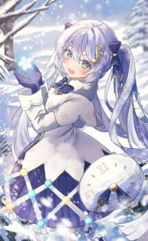 1girl absurdres beret blue_bow blue_dress blue_eyes blue_gloves blue_hair bow braid capelet clock_print commentary_request dress fur-trimmed_capelet fur_trim gloves gold_trim hair_between_eyes hair_bow hair_ornament hairclip hat hatsune_miku highres holding hoop_skirt light_bulb_hair_ornament long_hair looking_at_viewer musical_note natukisigure outdoors smile snow snowflake_print snowflakes snowing solo standing tabard twintails very_long_hair vocaloid white_capelet white_dress white_hat yuki_miku yuki_miku_(2021)