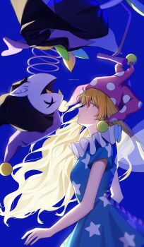 1boy 1girl absurdres artist_name blonde_hair blue_background blue_dress blurry blurry_background breasts clownpiece deltarune dress fairy_wings from_side hat highres jevil long_hair looking_at_another neck_ruff norichiizu open_mouth polka_dot_headwear print_dress profile purple_hat red_eyes rotational_symmetry short_sleeves star_(symbol) star_print touhou utdr_(toby_fox) wings