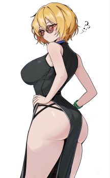 1girl ? ?? ass black_dress blonde_hair bracelet breasts china_dress chinese_clothes don_quixote_(project_moon) dress hair_between_eyes hands_on_own_hips highres jewelry large_breasts limbus_company looking_at_viewer looking_back m_ayonessa multiple_bracelets no_headwear project_moon round_eyewear short_hair simple_background solo standing sunglasses white_background yellow_eyes
