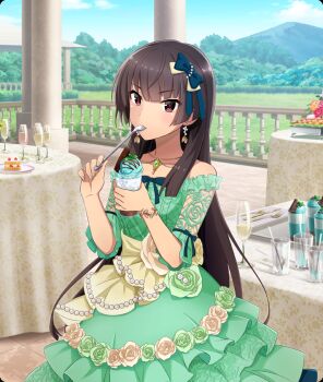 1girl bare_shoulders black_ahir blue_bow blue_sky blunt_ends bow bracelet brown_nails cake cake_slice champagne_flute collarbone cup day dot_nose dress drinking_glass earrings eating floating_earrings flower food fork game_cg gem grass green_dress green_flower green_gemstone green_rose hair_bow holding holding_cup ice_cream ice_cream_float jewelry juujou_hiyori knife looking_at_viewer mountain necklace off-shoulder_dress off_shoulder official_art orange_flower pillar plate railing red_eyes red_flower rose round_table sky solo spoon table tablecloth third-party_source toji_no_miko toji_no_miko:_kizamishi_issen_no_tomoshibi tree utensil_in_mouth white_flower white_rose